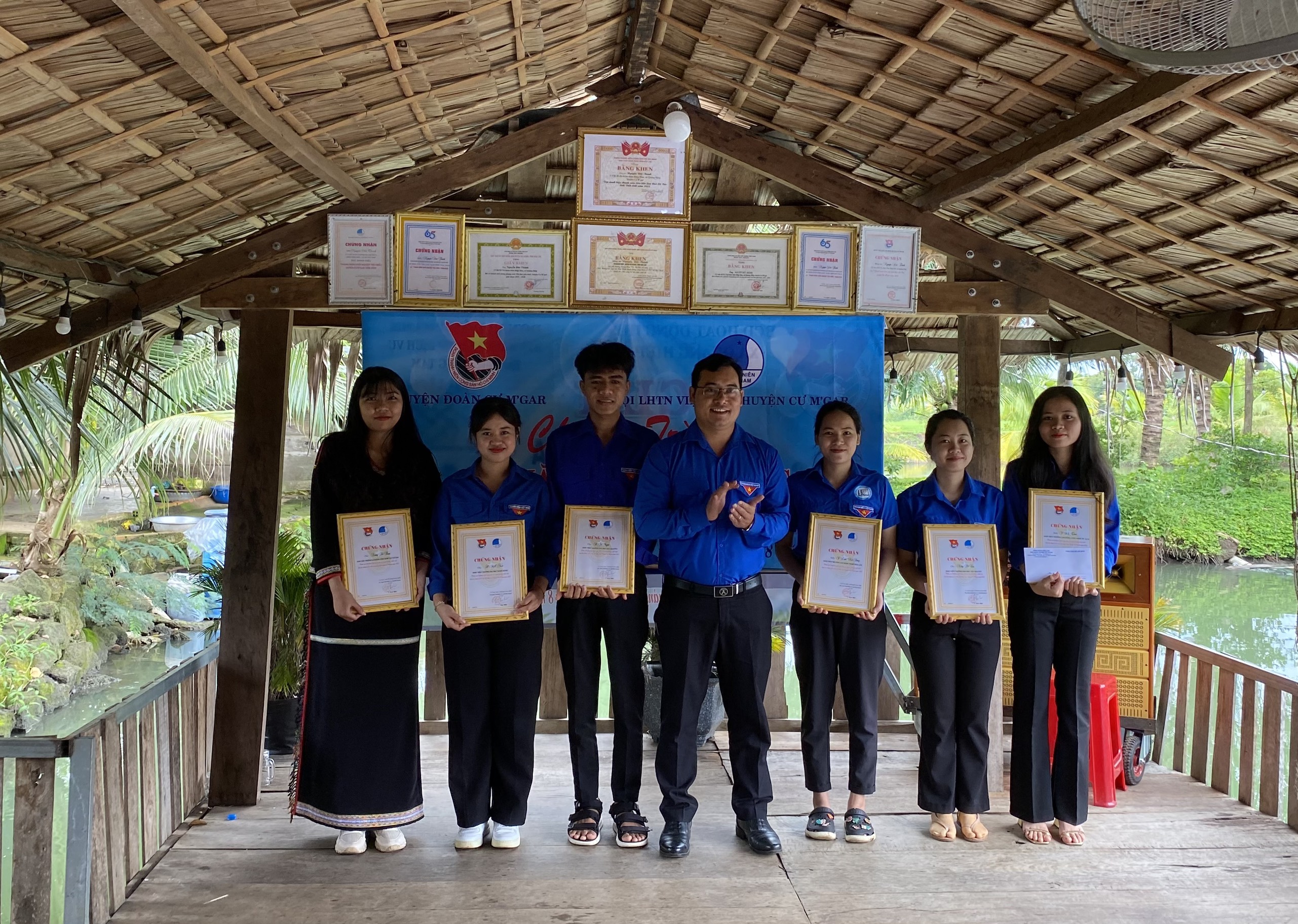 Huyện Cư M’gar tuyên dương, gặp mặt sinh viên dân tộc thiếu số có học lực khá, giỏi năm 2022