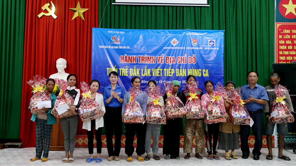 Hành trình về địa chỉ đỏ năm 2022: Tặng 45 suất quà cho các hoàn cảnh khó khăn