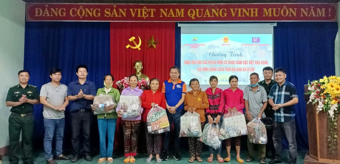 Trao 90 suất quà cho gia đình đặc biệt khó khăn tại xã biên giới Ia Lốp