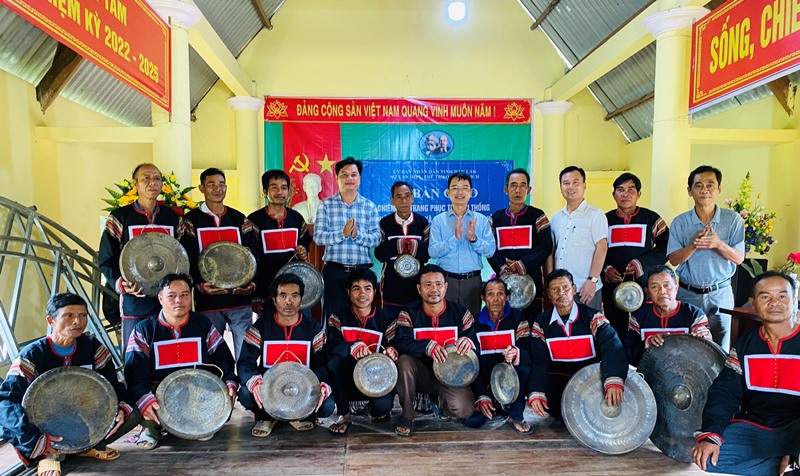 Cấp 3 bộ chiêng Aráp và 60 bộ trang phục cho huyện Ea H’Leo, Ea Sup và Buôn Đôn