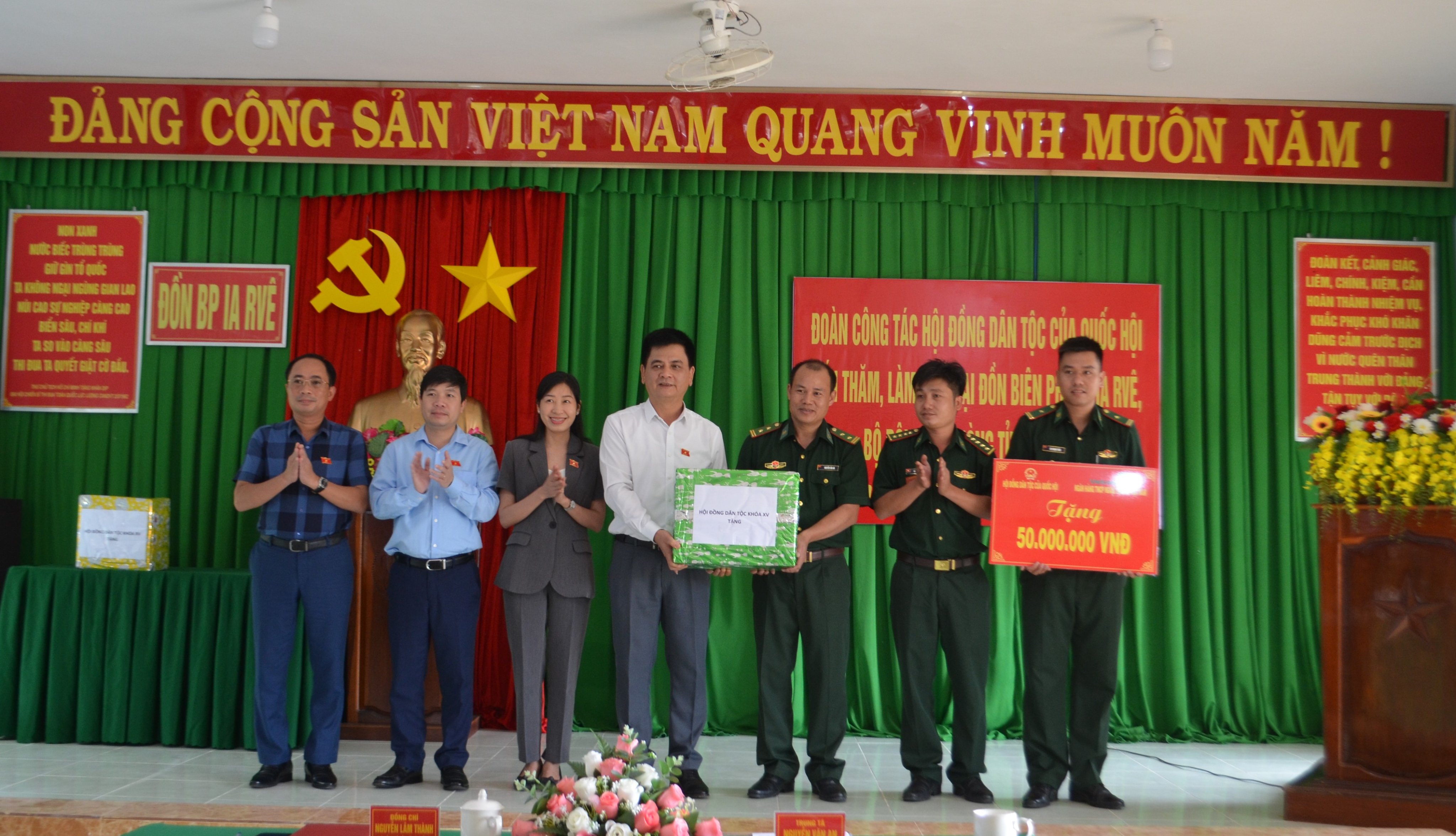 Đoàn công tác Hội đồng Dân tộc của Quốc hội đến thăm và làm việc tại Đồn Biên phòng Ia Rvê