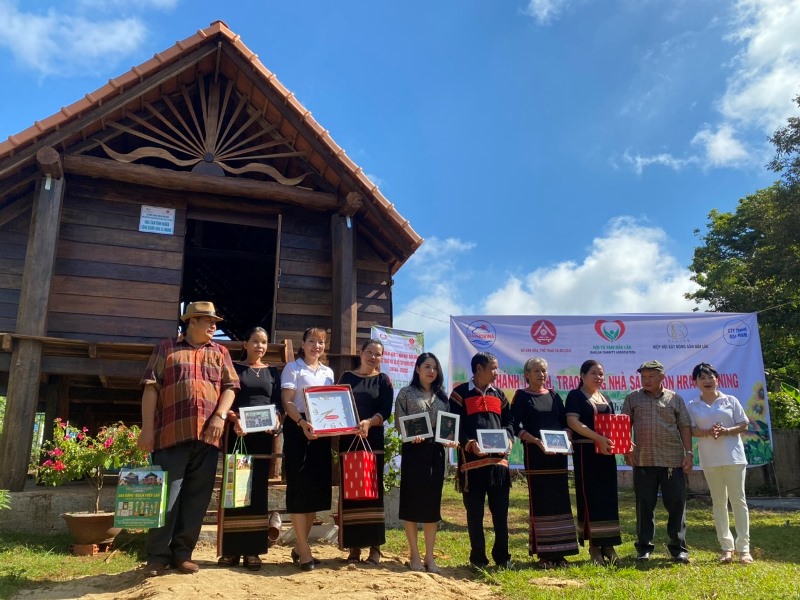 Khánh thành, bàn giao nhà sàn dài buôn H’Ra Ea H’Ninh, huyện Cư Kuin