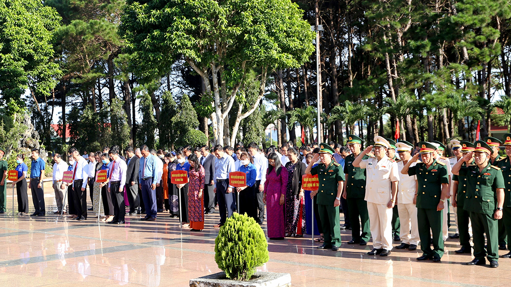 Lễ Dâng hương, Lễ viếng Nghĩa trang liệt sĩ tỉnh nhân ngày Quốc khánh nước Cộng hòa Xã hội Chủ nghĩa Việt Nam