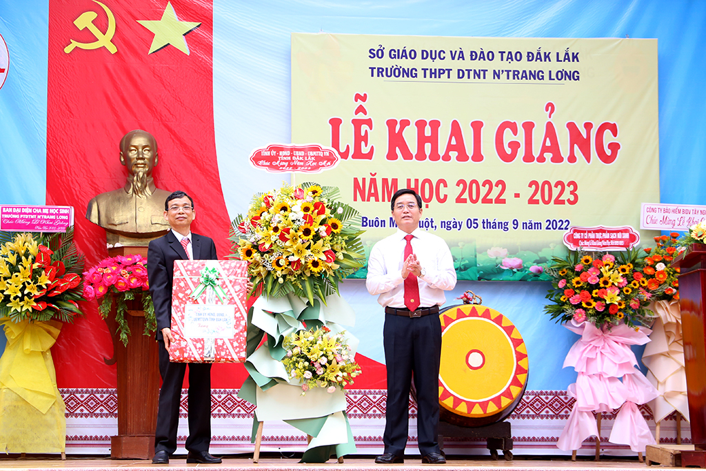 Bí thư Tỉnh ủy Nguyễn Đình Trung dự Lễ khai giảng tại trường THPT Dân tộc Nội trú Nơ Trang Lơng