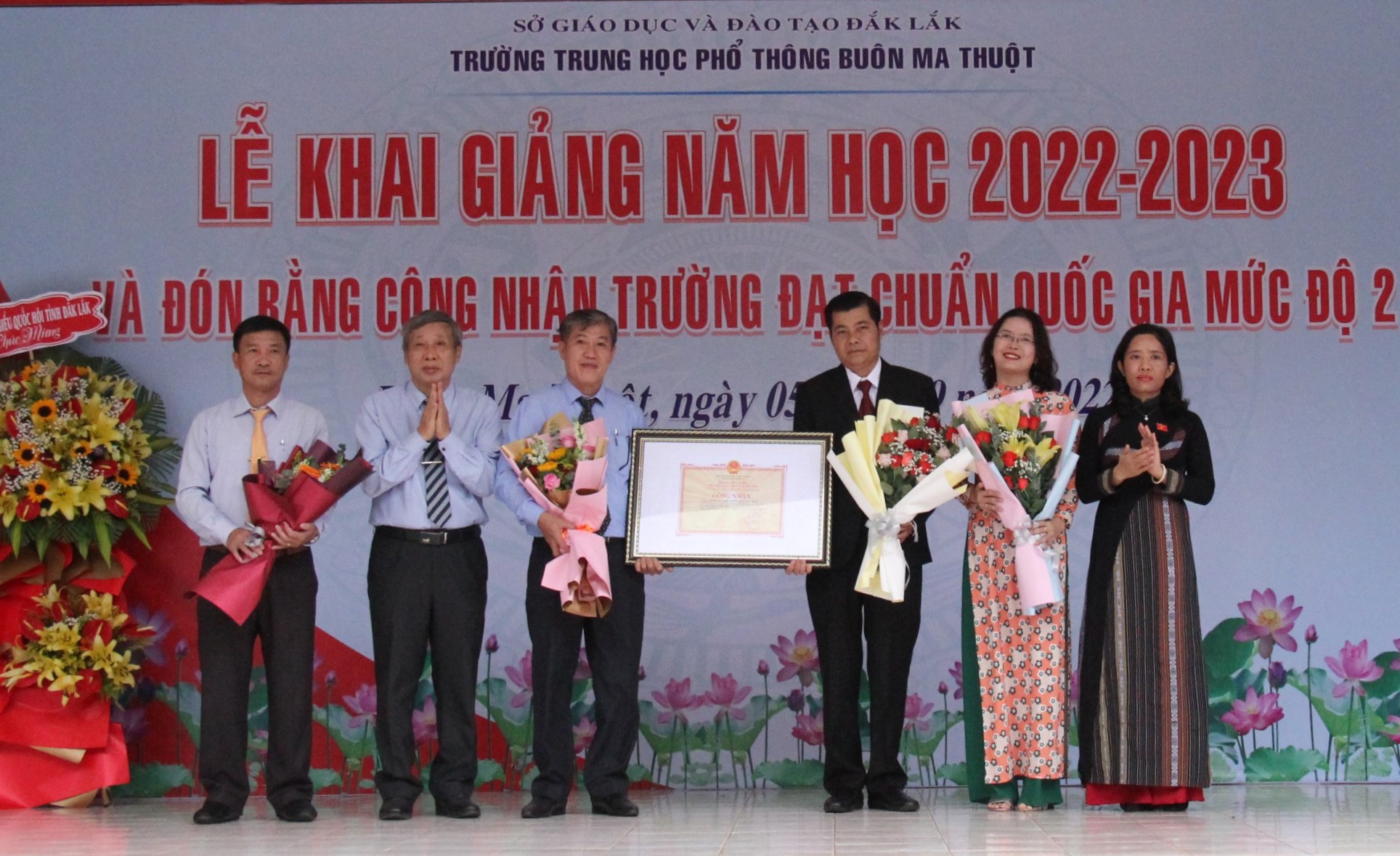 Trường THPT Buôn Ma Thuột khai giảng năm học mới 2022-2023 và đón nhận trường chuẩn Quốc gia mức độ 2