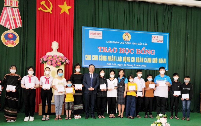 Liên đoàn Lao động tỉnh Đắk Lắk: Trao học bổng, đồng hành cùng học sinh trước thềm năm học mới