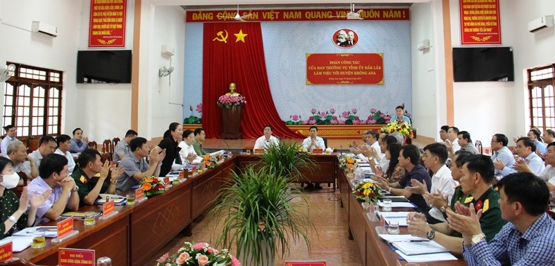 Secretary of the Provincial Party Committee Nguyen Dinh Trung has a meeting with Krong Ana District