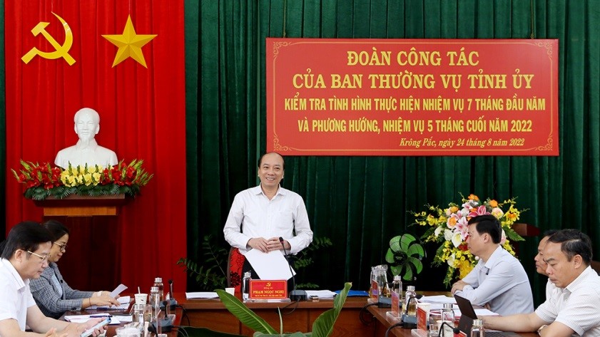 The delegation of the Standing Committee of the Party Committee of Dak Lak Province meets with the Party Committee of Krong Pac District