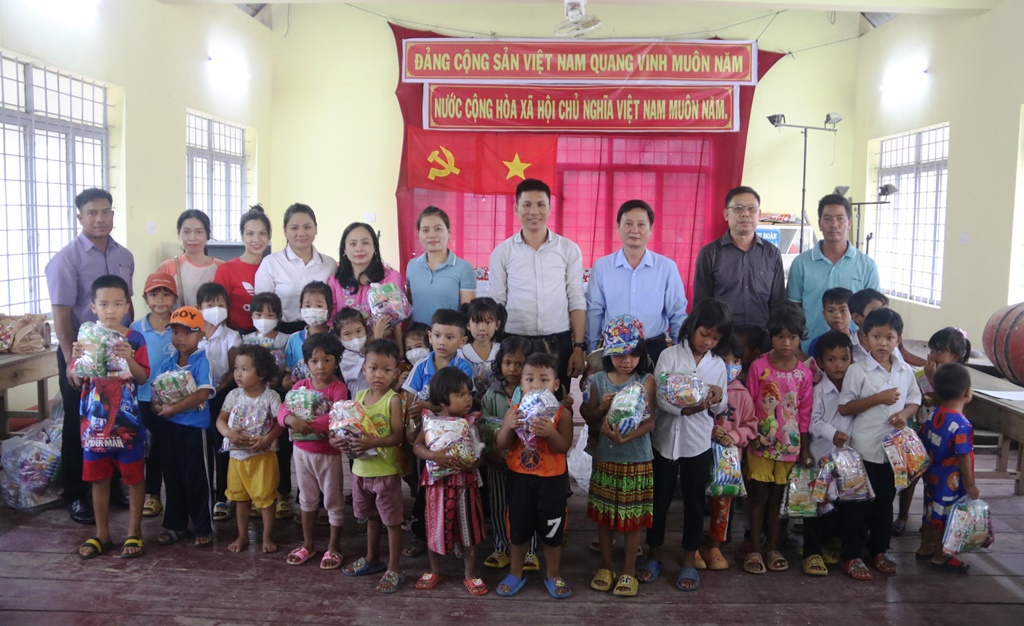 Sở Thông tin và Truyền thông  thăm, tặng quà Trung thu thiếu nhi buôn kết nghĩa M'Liêng