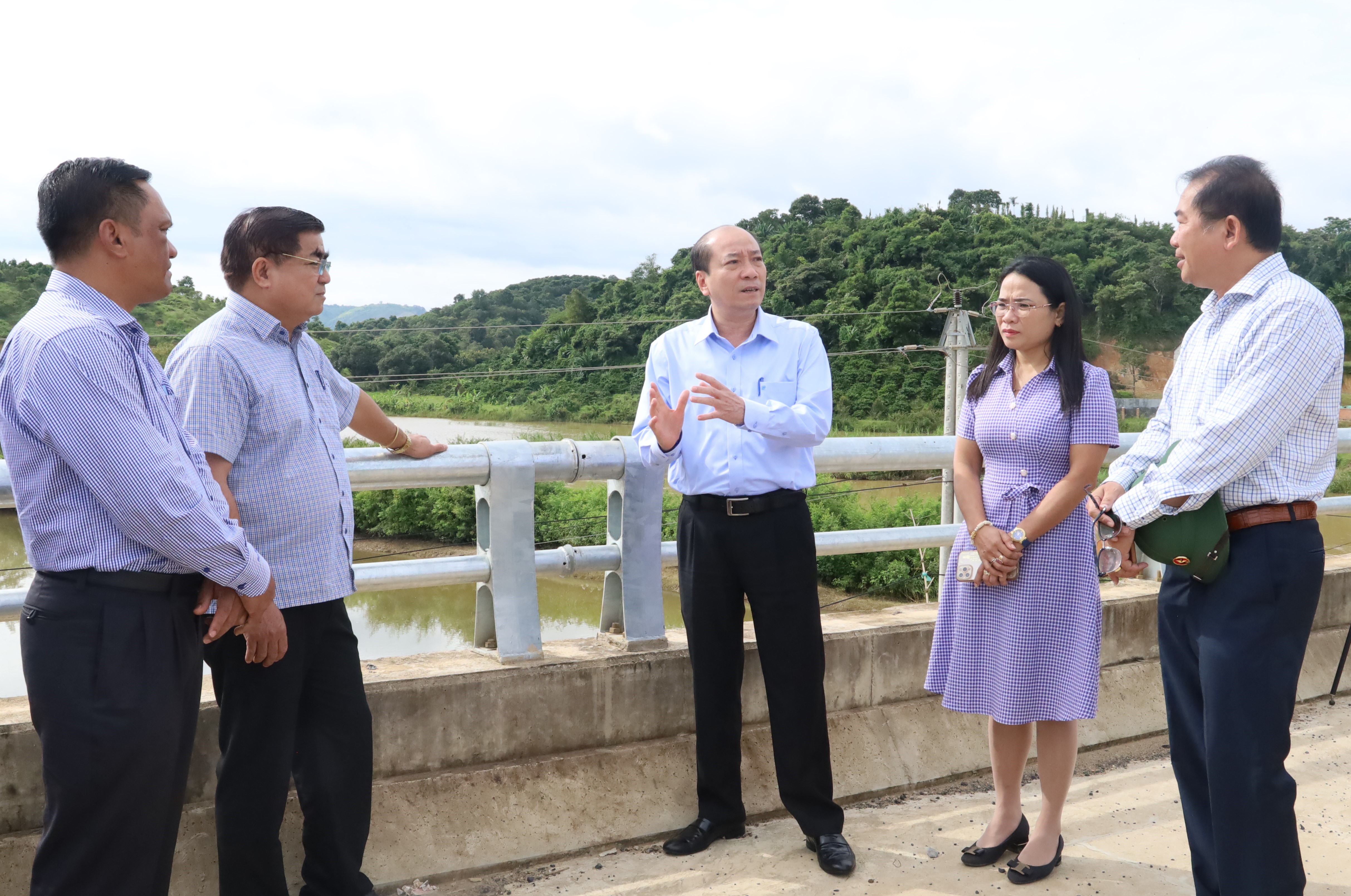 Deputy Secretary of the Provincial Party Committee and Chairman of the Provincial People's Committee Pham Ngoc Nghi inspects works and projects in Lak District