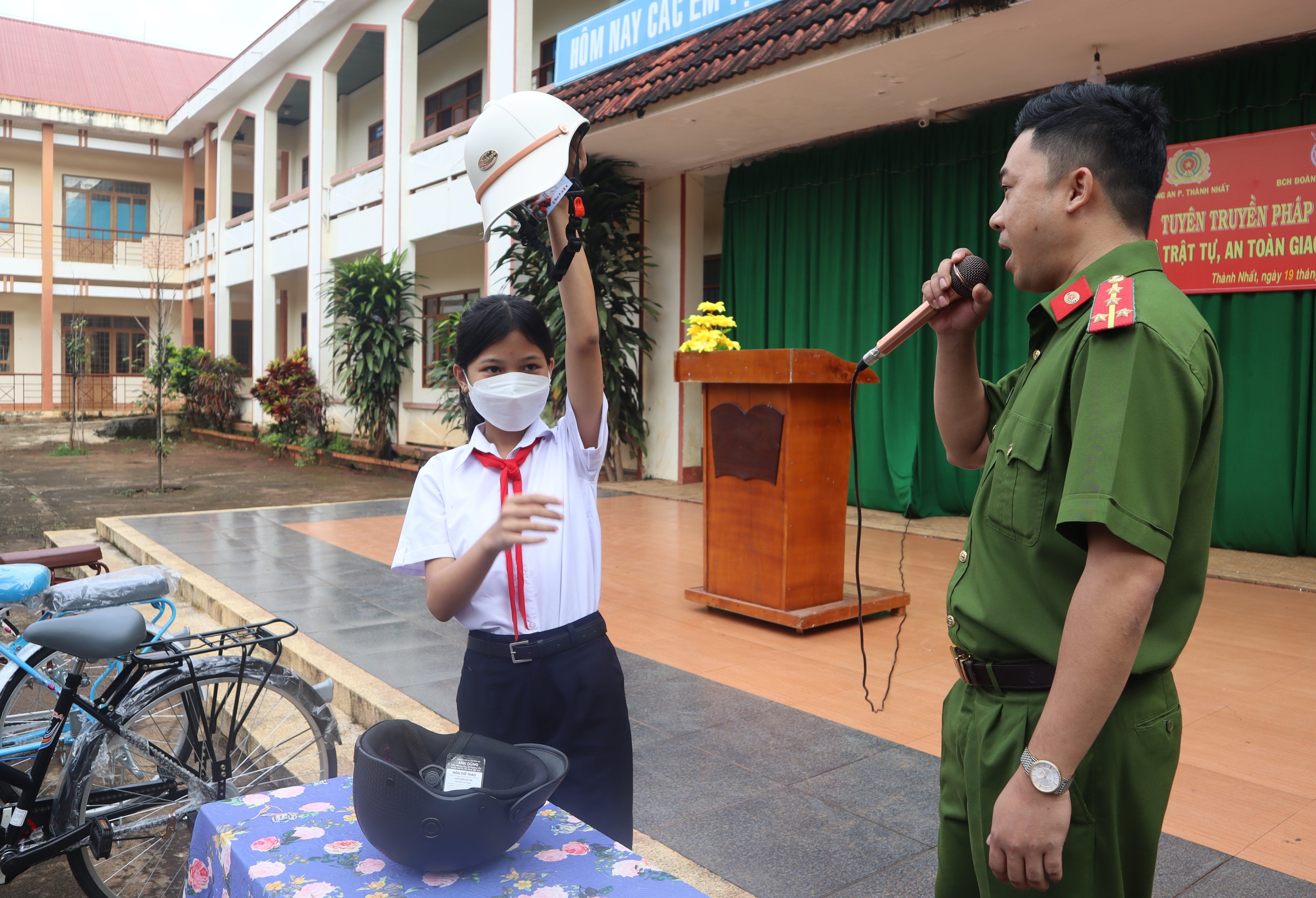 Tuyên truyền Luật Giao thông đường bộ cho hơn 700 học sinh