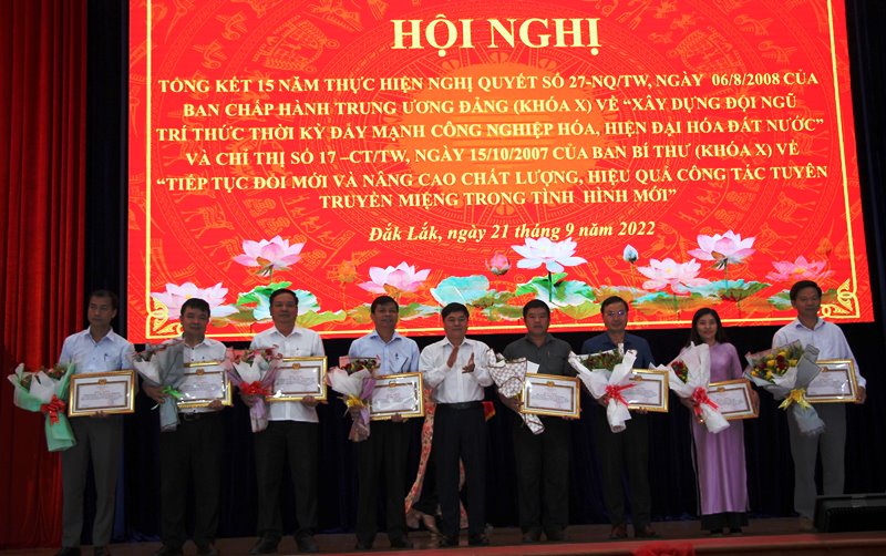 Xây dựng và phát triển đội ngũ trí thức đáp ứng yêu cầu thời kỳ hội nhập