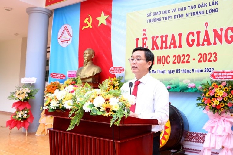 Secretary of the Provincial Party Committee Nguyen Dinh Trung attends the opening ceremony of the new school year at No Trang Long Ethnic Minority Boarding High School