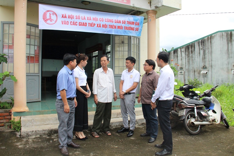 Xã Hòa Phú nỗ lực đưa chuyển đổi số đến với người dân