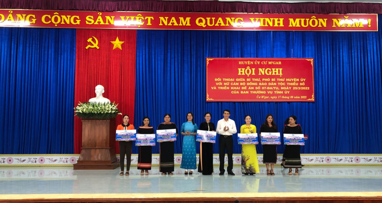 Đối thoại với nữ cán bộ dân tộc thiểu số trên địa bàn huyện Cư M’gar