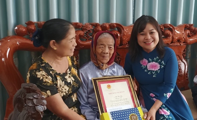 Thăm và chúc mừng các đơn vị, người cao tuổi nhân Ngày Quốc tế Người cao tuổi