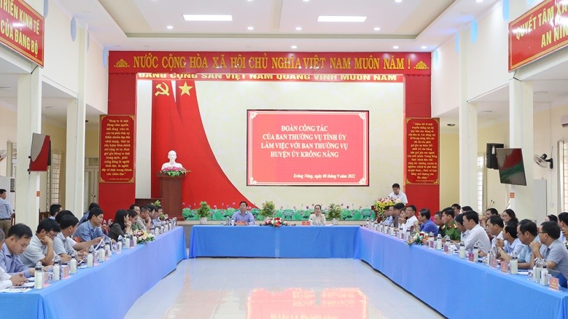 The delegation of the Standing Committee of the Party Committee of Dak Lak Province meets with the Standing Committee of the Party Committee of Krong Nang District