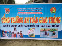 Phối hợp gắn bảng Cổng trường An toàn giao thông