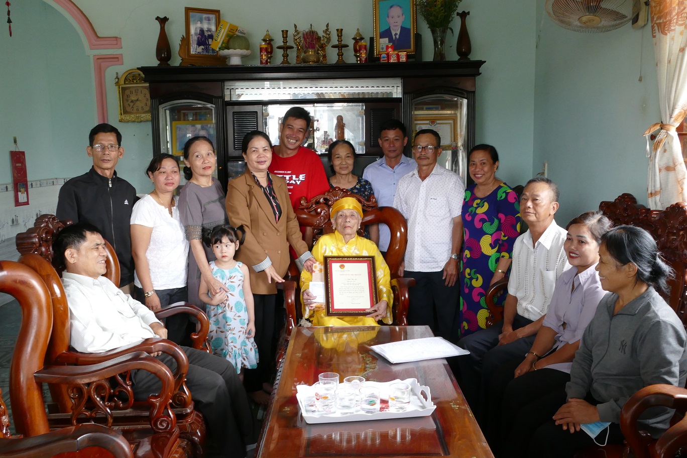 Thăm hỏi, mừng thọ và tặng quà người cao tuổi tại huyện Buôn Đôn
