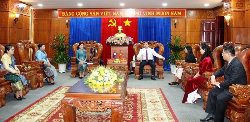 The Women's Unions of 4 provinces in Southern Lao meet with leaders of the Party Committee of Dak Lak Province
