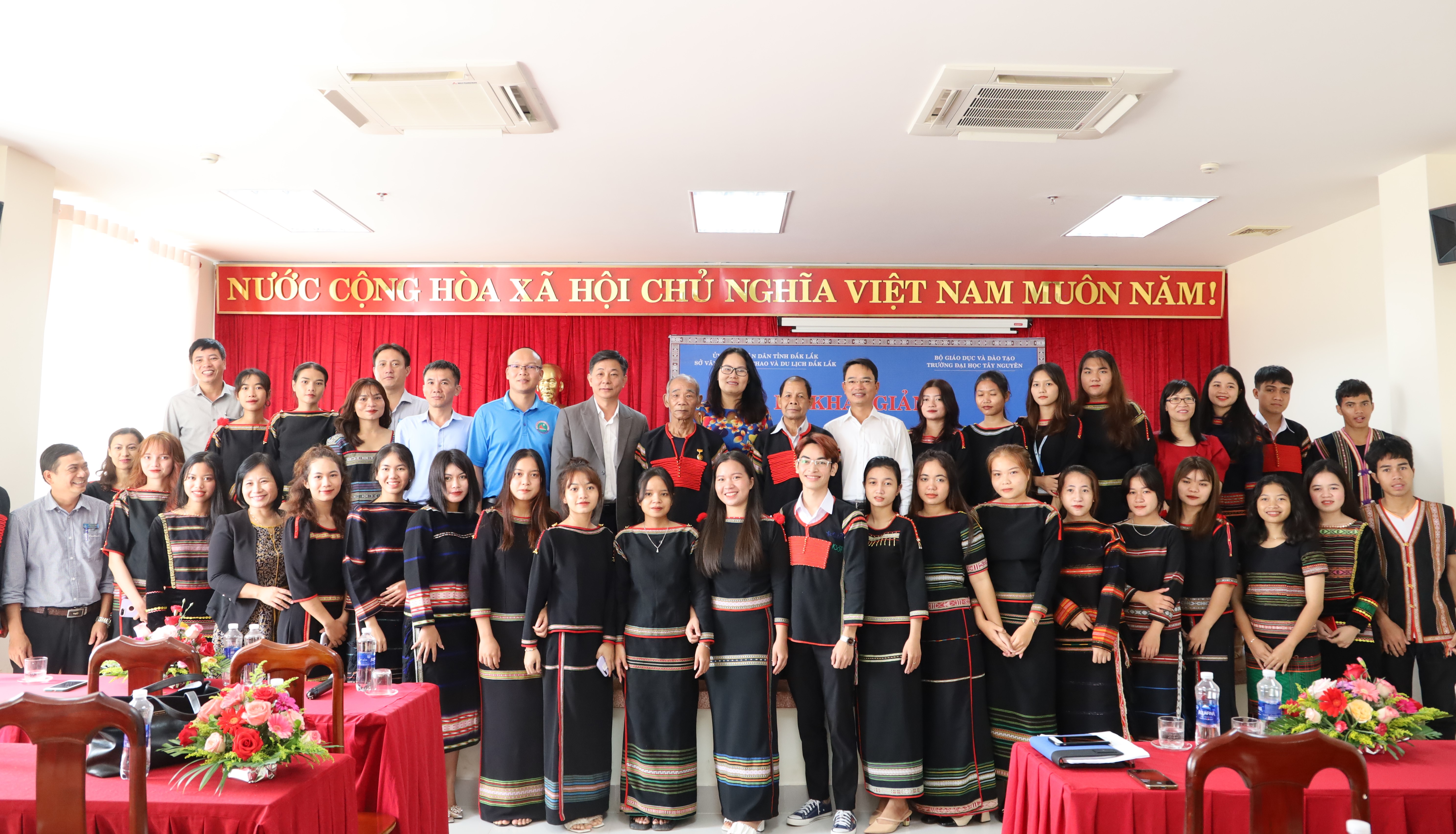 Khai giảng Lớp truyền dạy đánh chiêng Êđê cho sinh viên Trường Đại học Tây Nguyên