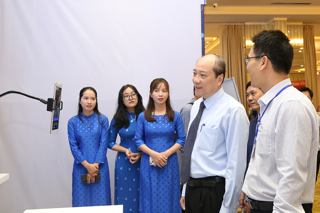 Chủ tịch UBND tỉnh Phạm Ngọc Nghị tham quan các gian hàng giới thiệu sản phẩm về ứng dụng công nghệ thông tin, chuyển đổi số