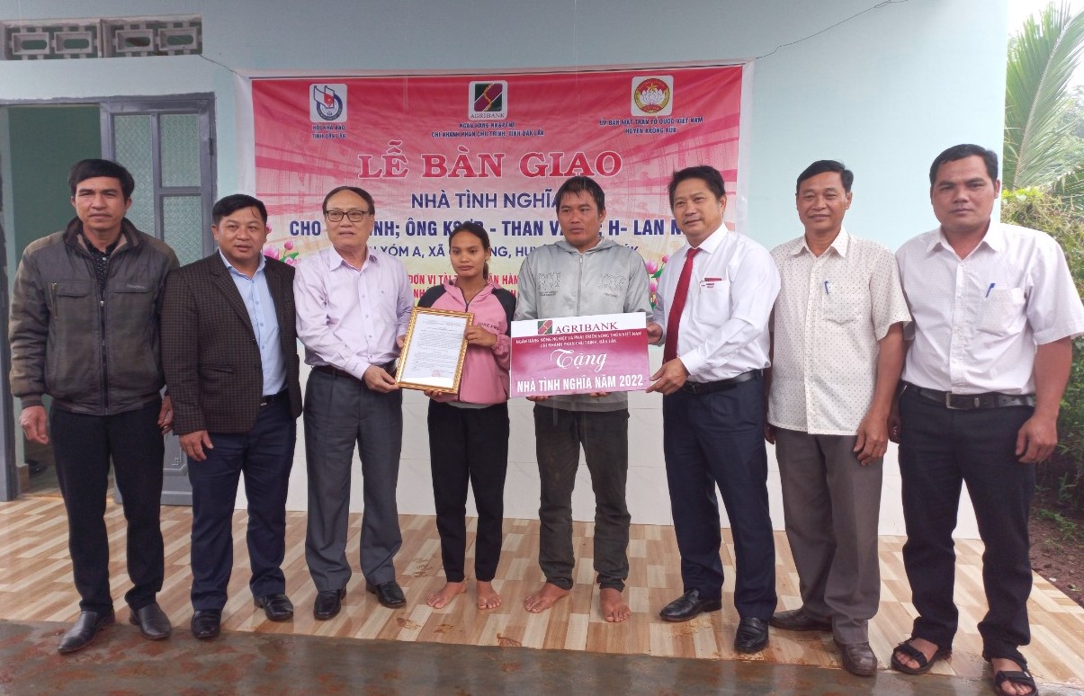 Agribank chi nhánh Phan Chu Trinh, Đắk Lắk bàn giao nhà tình nghĩa cho hộ nghèo