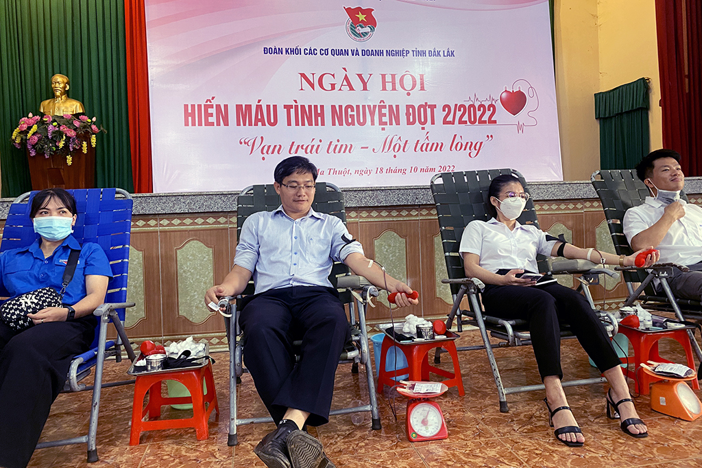 Hơn 400 tình nguyện viên tham gia Ngày hội hiến máu tình nguyện “Vạn trái tim – Một tấm lòng”
