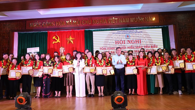 Tôn vinh 52 người hiến máu tiêu biểu năm 2022