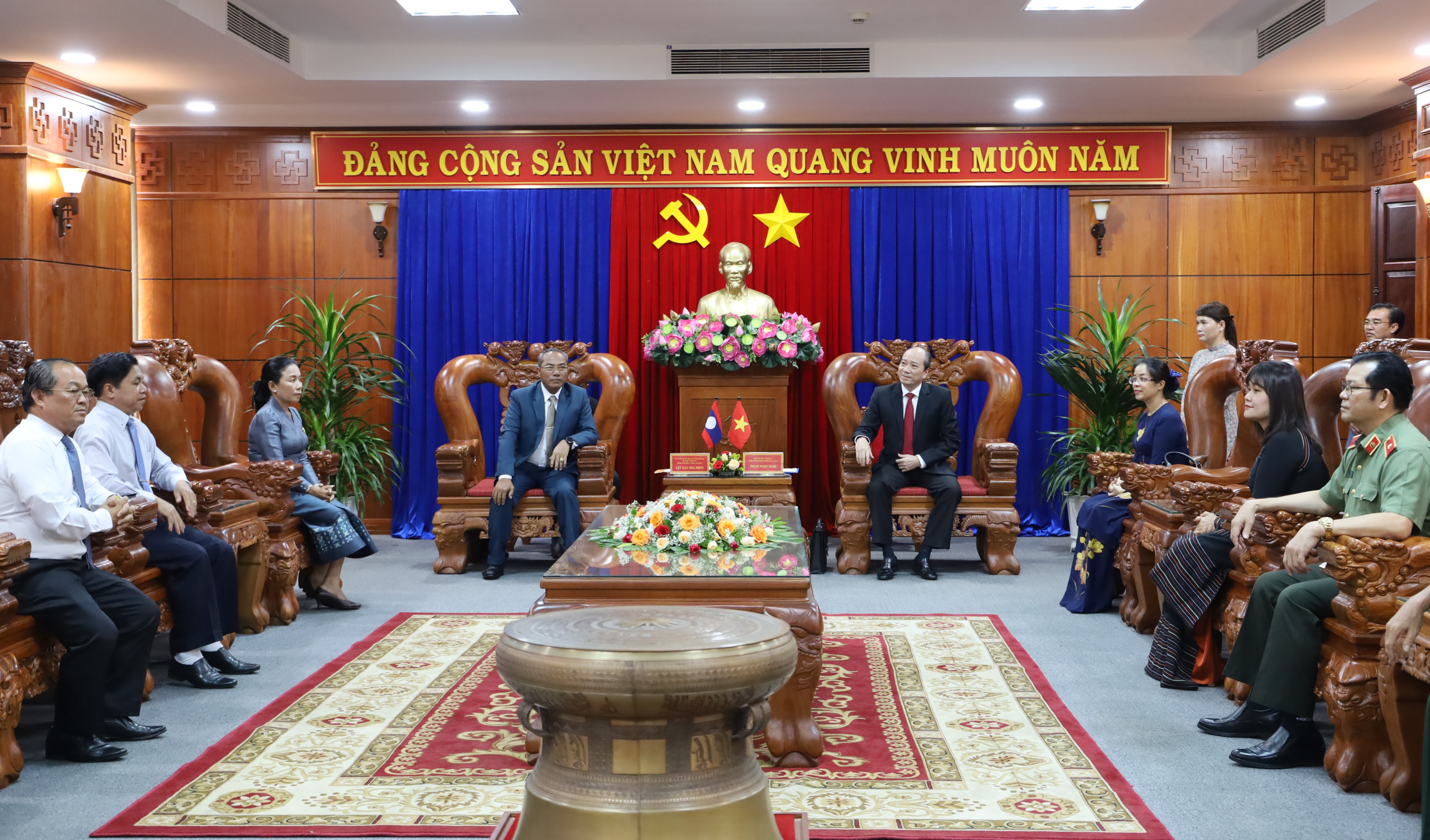 Lãnh đạo tỉnh tiếp đón Đoàn công tác cấp cao tỉnh Attapư