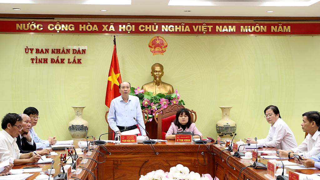 Họp thành viên UBND tỉnh thông qua các nội dung trình Kỳ họp HĐND tỉnh khóa X