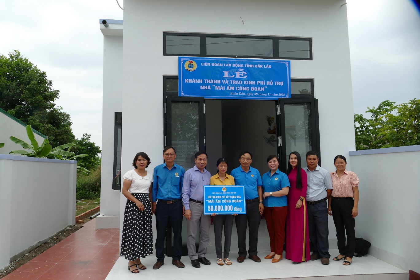 Khánh thành và trao kinh phí hỗ trợ xây nhà “Mái ấm công đoàn”