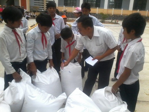 Tiếp nhận gạo dự trữ quốc gia hỗ trợ cho học sinh năm học 2022-2023