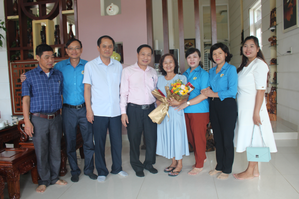 Thăm, tặng quà lãnh đạo Phòng Giáo dục và Đào tạo huyện qua các thời kỳ