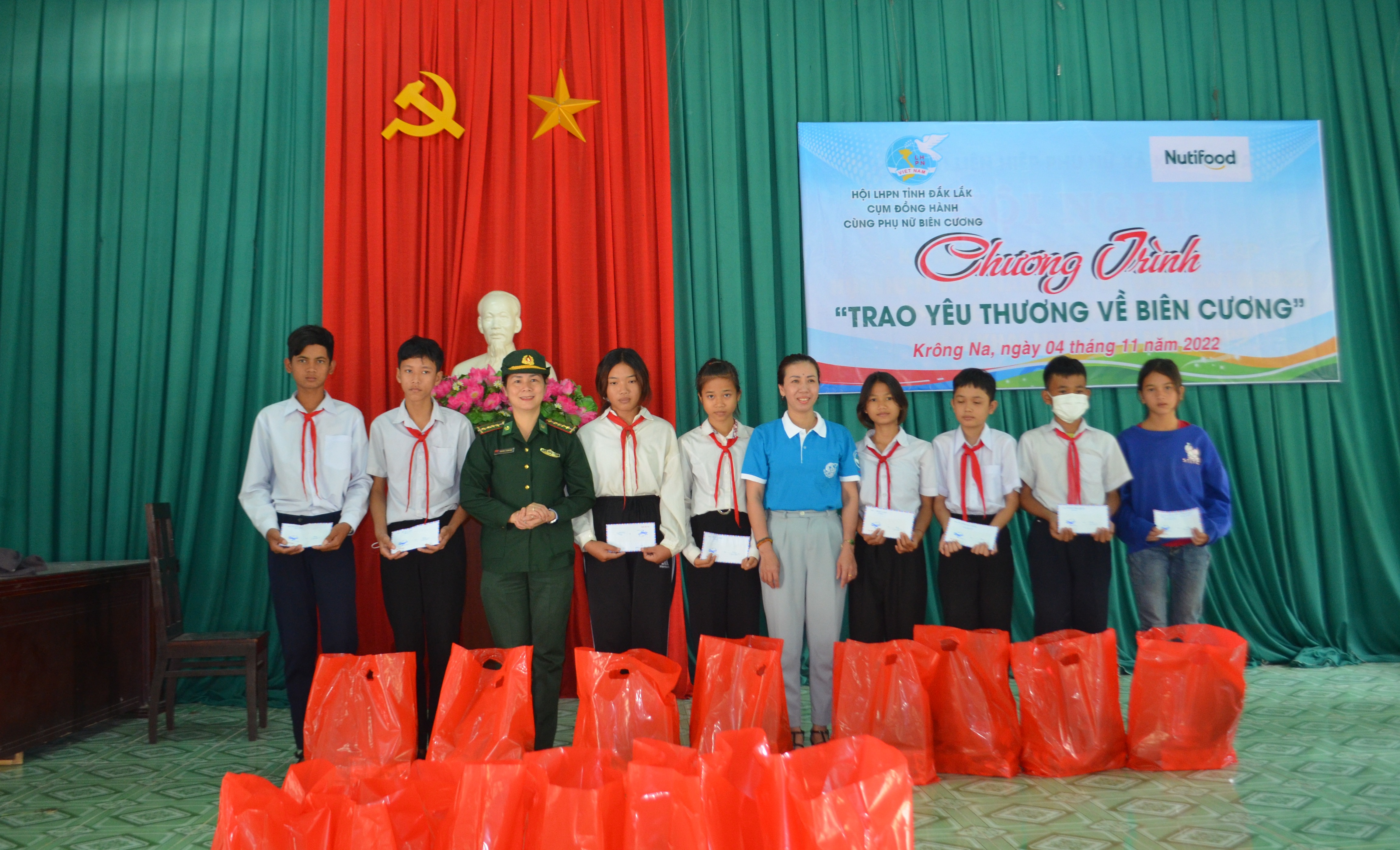 Chương trình trao yêu thương về biên cương tại xã Krông Na