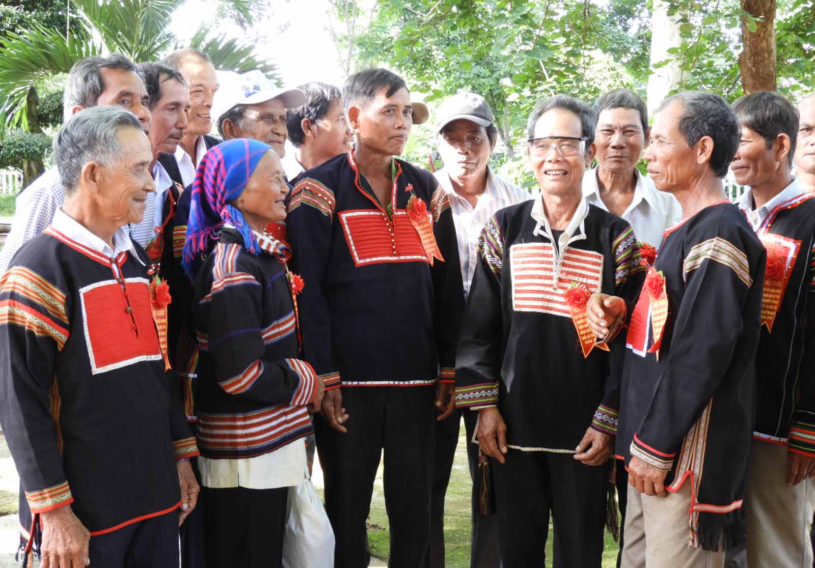 Quyết định phê duyệt danh sách đưa ra, bổ sung, thay thế, công nhận người có uy tín trong đồng bào dân tộc thiểu số trên địa bàn tỉnh năm 2022 (đợt 3)