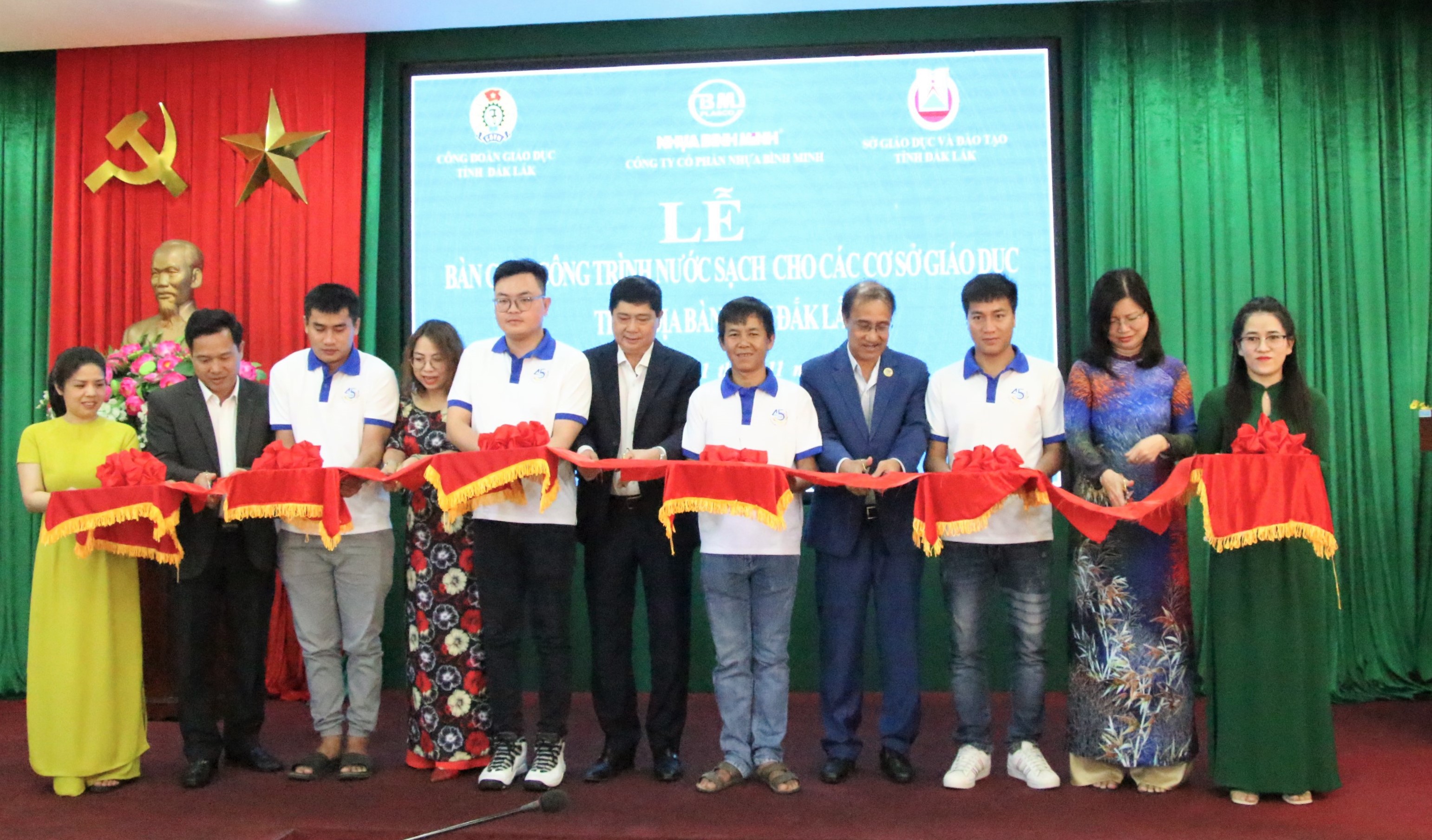 Lễ bàn giao công trình nước sạch cho các cơ sở giáo dục