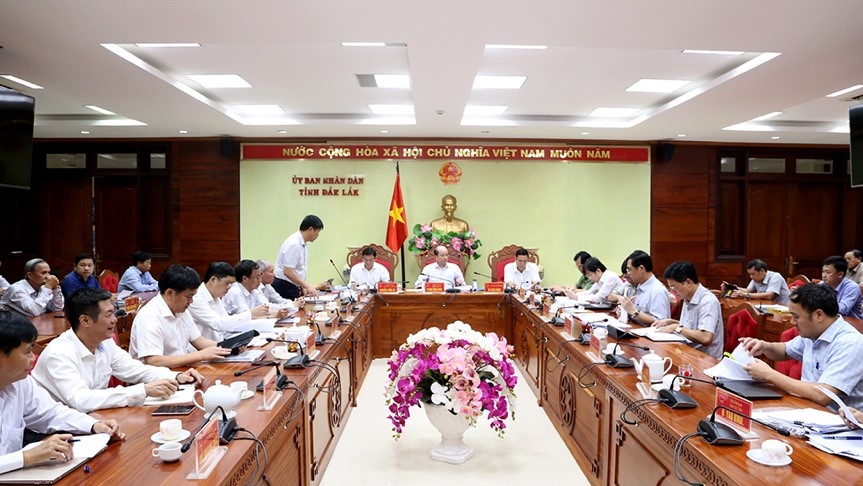 Members of the Provincial People's Committee meet to approve the contents under local authority