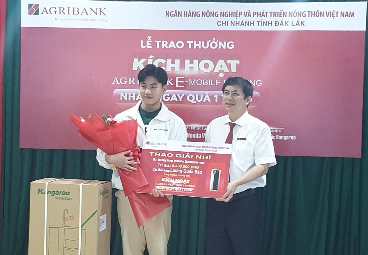 Trao thưởng cho khách hàng trúng giải chương trình khuyến mại 