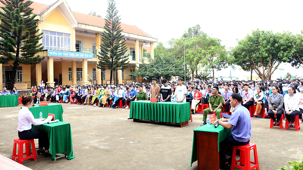 Phiên tòa giả định tuyên truyền pháp luật cho 1.400 học sinh