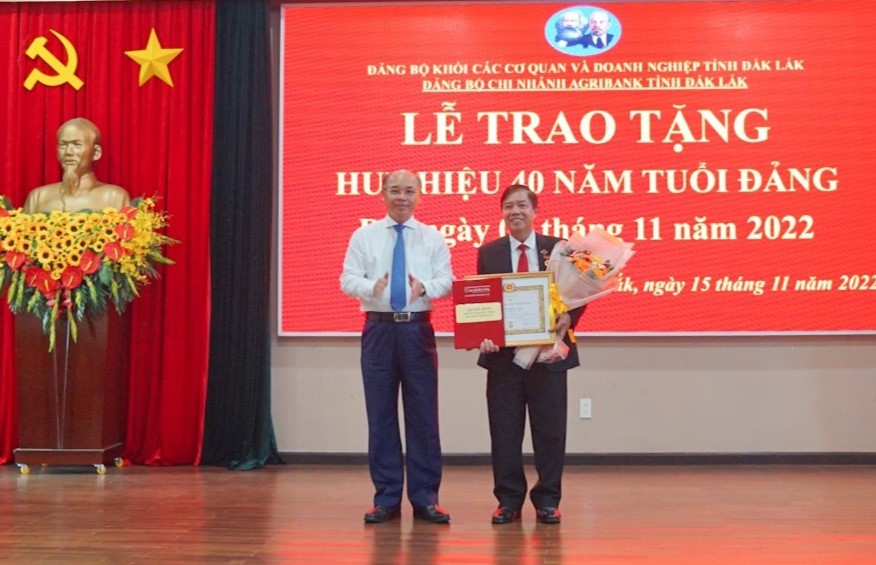 Đảng bộ chi nhánh Agribank tỉnh Đắk Lắk tổ chức Lễ trao tặng Huy hiệu 40 năm tuổi Đảng