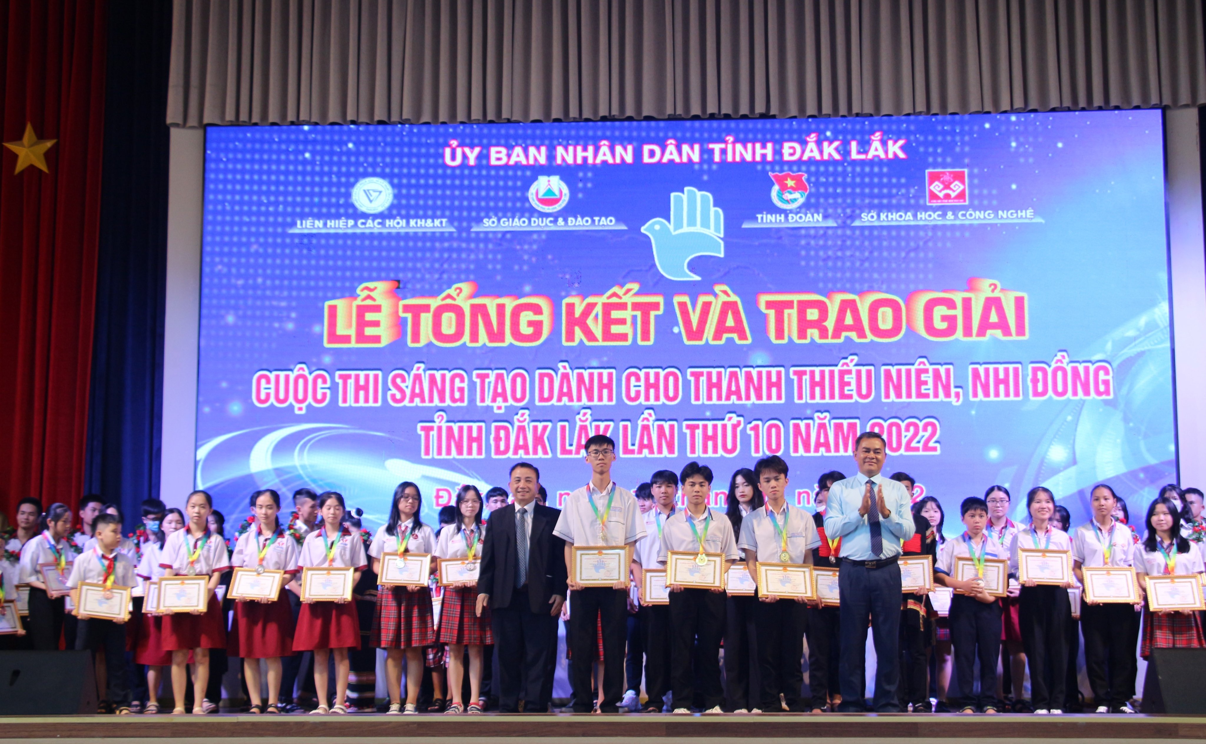 Awarding the 10th Dak Lak province's Creative Competition for Youth and Children in 2022