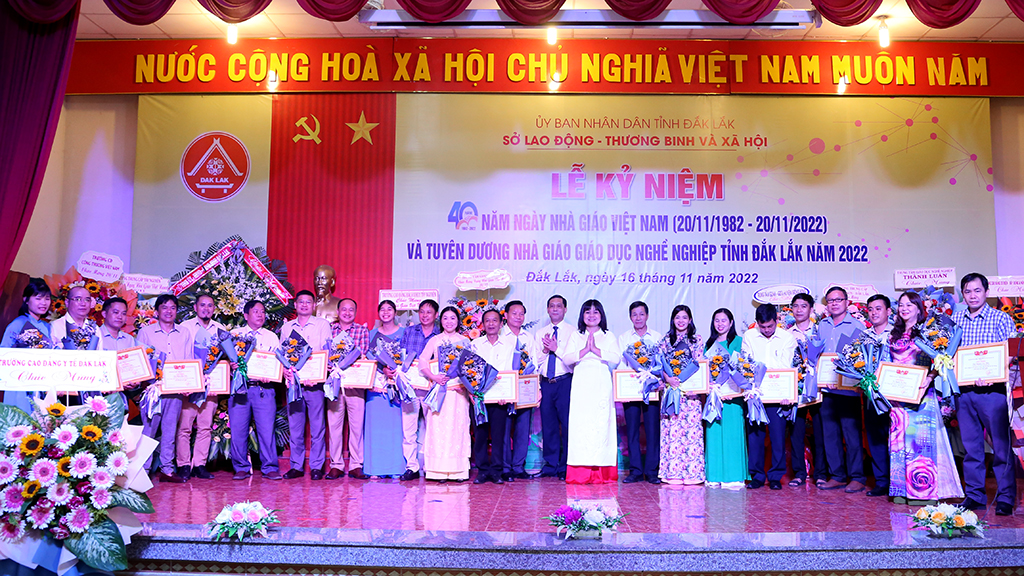 Kỷ niệm 40 năm Ngày Nhà giáo Việt Nam và tuyên dương Nhà giáo giáo dục nghề nghiệp tỉnh Đắk Lắk năm 2022