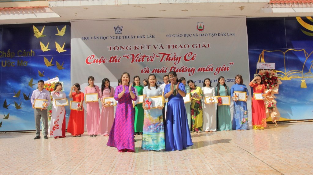 Tổng kết và trao giải cuộc thi “Viết về thầy cô và mái trường mến yêu”