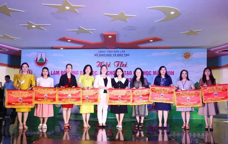 Tổng kết và trao giải Hội thi làm đồ dùng dạy học, đồ chơi tự tạo cấp học mầm non tỉnh Đắk Lắk, năm học 2022-2023