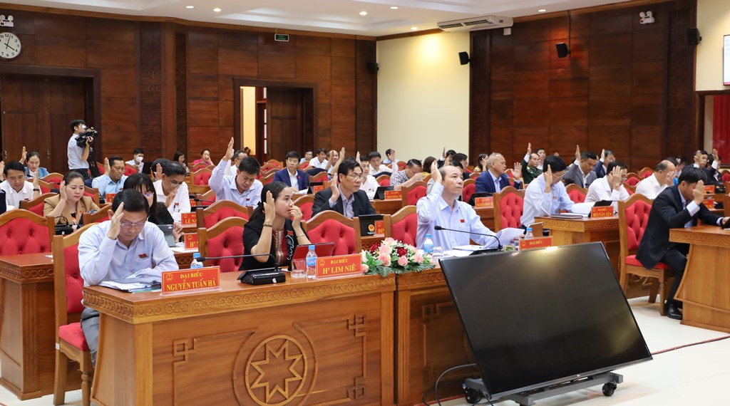 Kỳ họp thứ Năm, HĐND tỉnh tiến hành xem xét, đánh giá nhiều nội dung quan trọng