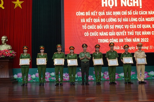 Trao giải Cuộc thi viết “Tìm hiểu công tác CCHC trong Công an nhân dân” năm 2022