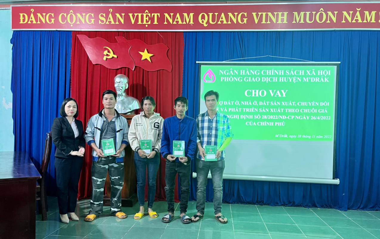 Ngân hàng Chính sách xã Hội huyện M’drắk Giải ngân theo Nghị định 28/2022/NĐ-CP của Chính phủ