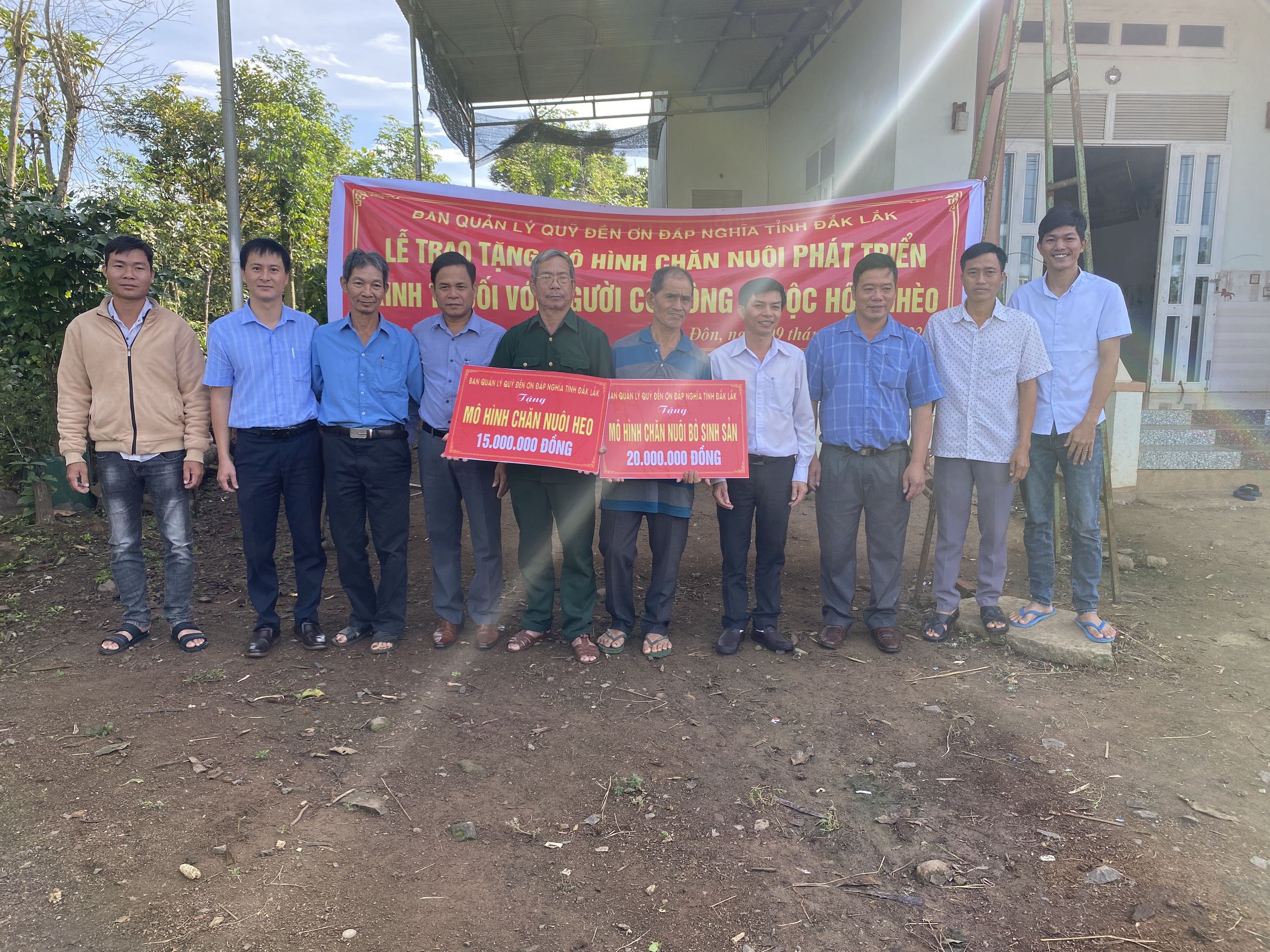 Trao tặng mô hình chăn nuôi phát triển kinh tế cho người có công thuộc diện hộ nghèo