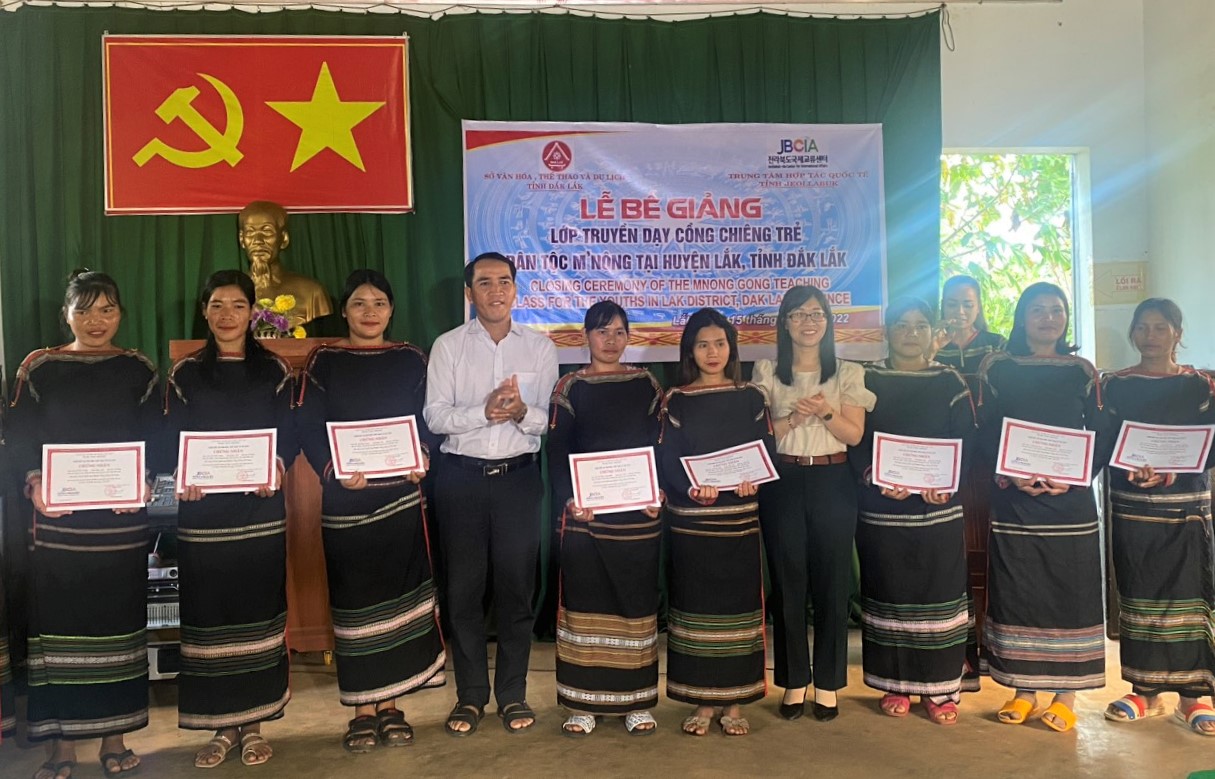 Bế giảng lớp truyền dạy cồng chiêng trẻ dân tộc M’nông tại huyện Lắk